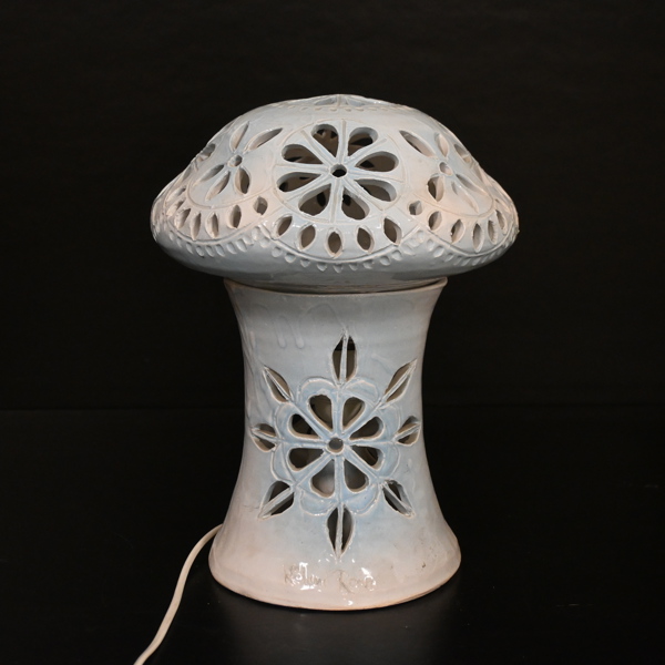 Bordslampa, lergods, sent 1900-tal. 