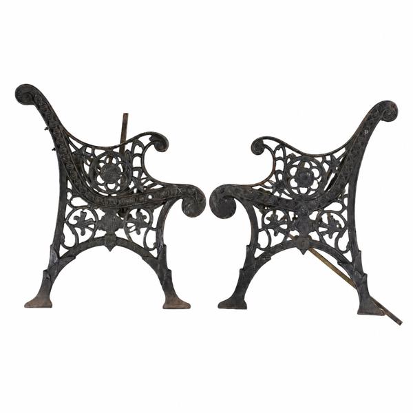 Gavlar till trädgårdssoffa, gjutjärn, 1900-tal. 