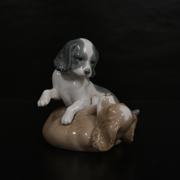 Figurin, lekande hundar, porslin, Lladro, Spanien. 