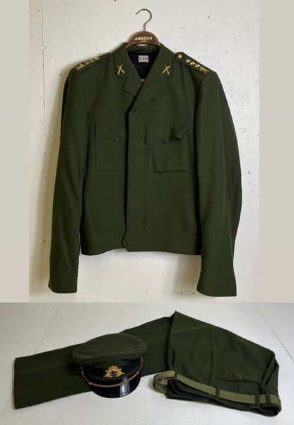 Militäruniform med kaptensgrad