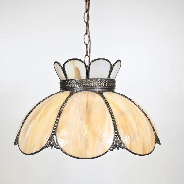 Taklampa, tiffanystil, 1900-talets första hälft.