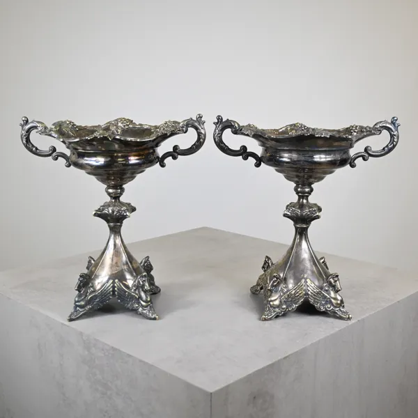 Skålar på fot, ett par, nysilver, omkring år 1900.