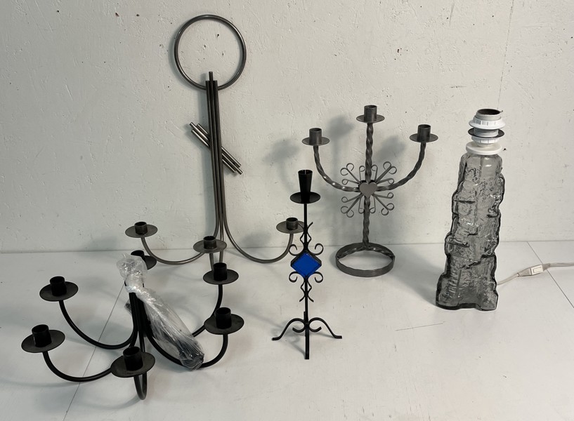 Metall ljusstakar och en bordslampa i glas