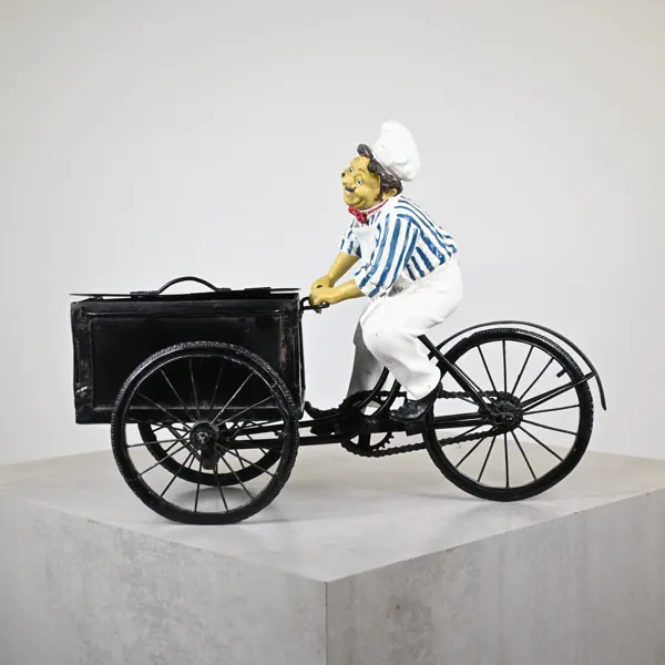 Blomlåda i form av bagare på cykel, metall.