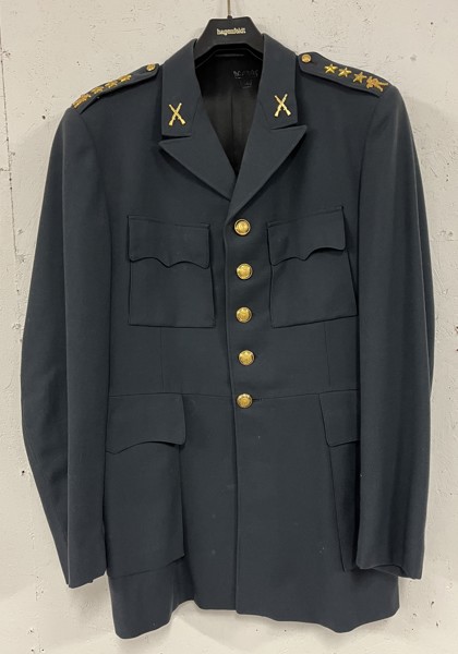 Militärkavaj med kaptensgrad
