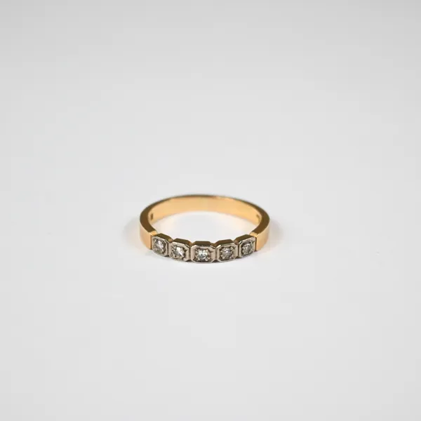 Ring i 18k guld, diamanter.