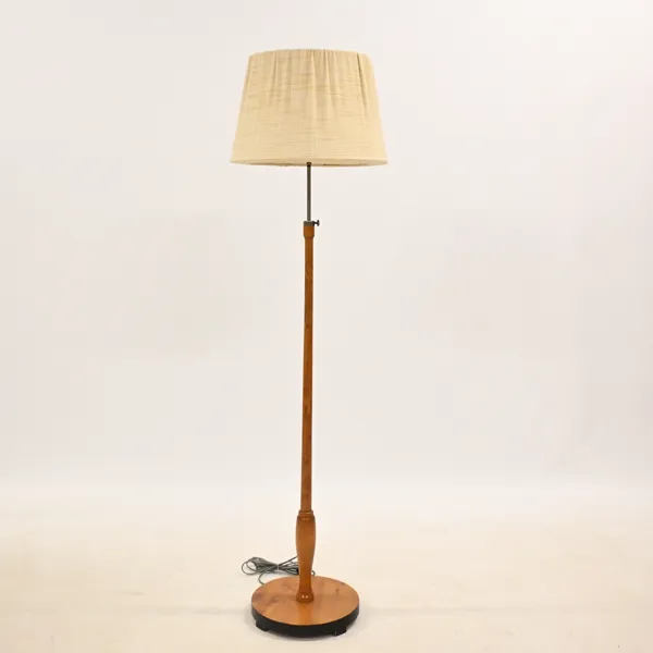 Golvlampa, björk, 1930/40-tal. 