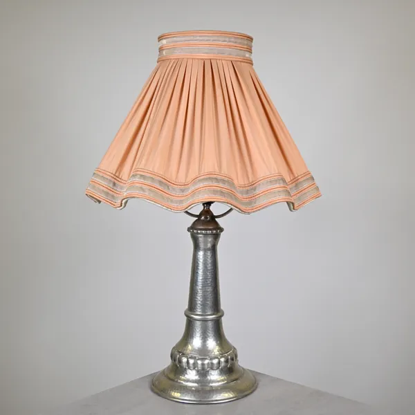 Bordslampa, tenn, 1900-talets första hälft.