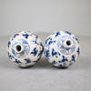 Snusflaskor, 2st, snarlika, sen Qing (1644-1912), porslin, Kina.