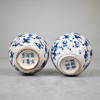 Snusflaskor, 2st, snarlika, sen Qing (1644-1912), porslin, Kina.