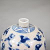 Snusflaskor, 2st, snarlika, sen Qing (1644-1912), porslin, Kina.