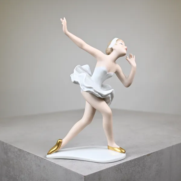 Figurin föreställande dansös, porslin, Wallendorf, Tyskland.