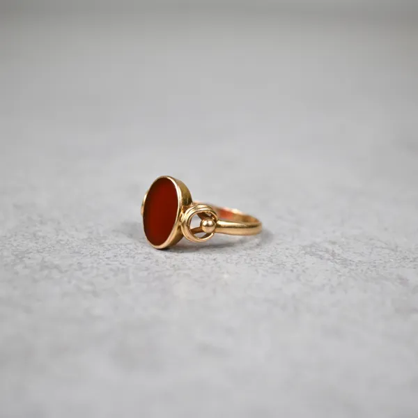 Ring i 18k guld, sten.
