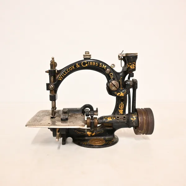 Symaskin, sk "Kattrygg", Willcox & Gibbs, omkring år 1900.