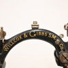 Symaskin, sk "Kattrygg", Willcox & Gibbs, omkring år 1900.
