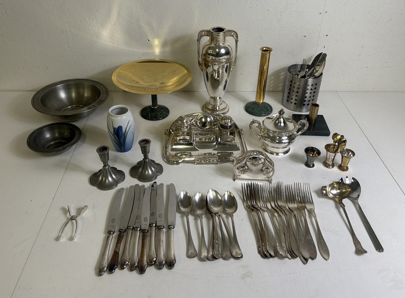 Bestick samt föremål i tenn, mässing och nysilver m.m.