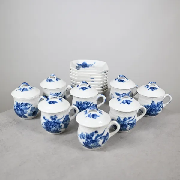 Cremekoppar med fat, 8st, "Blå Blomst", porslin, Royal Copenhagen.