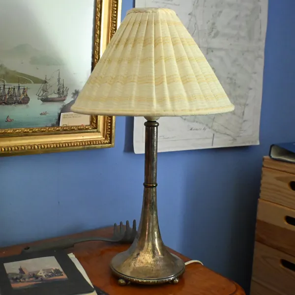 Bordslampa, nysilver, 1900-talets första hälft.