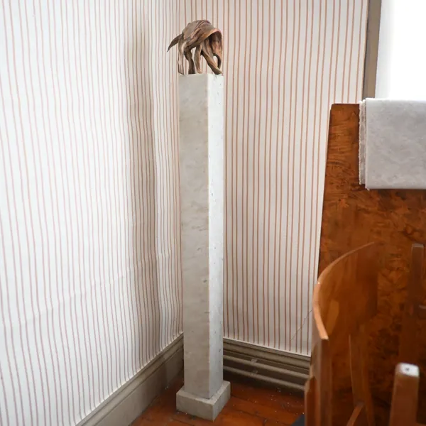 Skulptur på piedestal.