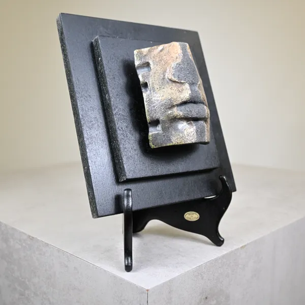 Fredrik Mauler (f. 1968) väggskulptur, ansikte, Studio Zeugma.