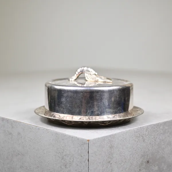 Smörask, handtag i form av kräfta, nysilver, 1900-talets första hälft.