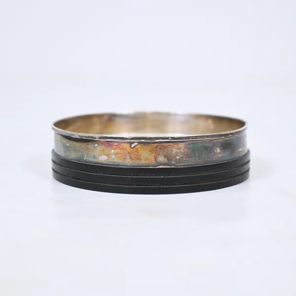 Coaster, bakelit och silver, 830.