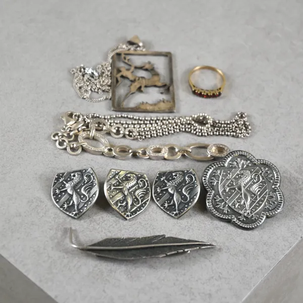 Smycken i silver.
