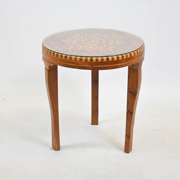 Sidobord, riklig intarsia, 1900-talets andra hälft.