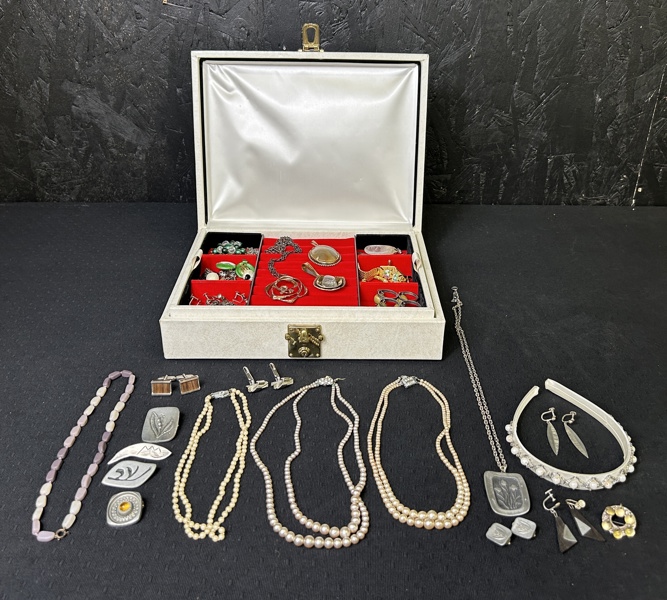  Bijoutterier i smyckesskrin bla Karl Laine halsband