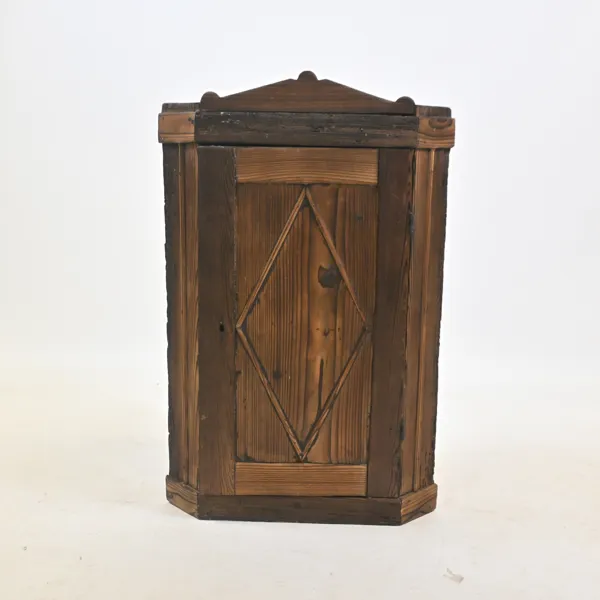 Hörnskåp, gustaviansk stil, 1800-tal.