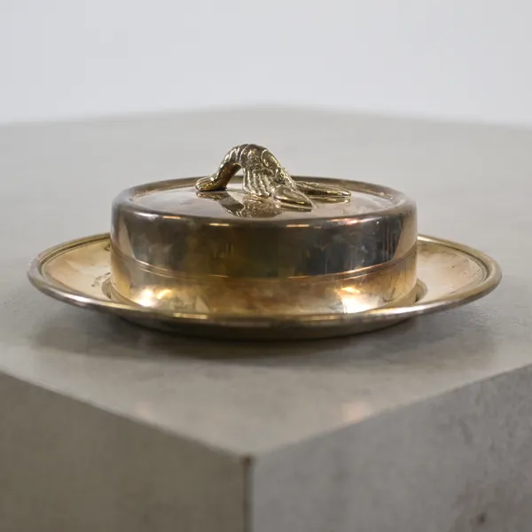 Smörask, handtag i form av kräfta, nysilver, 1900-talets första hälft.