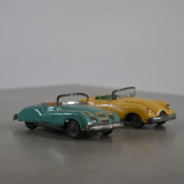 Plåtleksaksbilar, 2st, 1950/60-tal.
