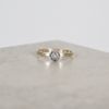 Enstensring i 18k vitguld.