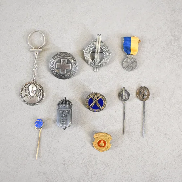 Märken och pins i silver, 1900-tal.