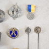 Märken och pins i silver, 1900-tal.