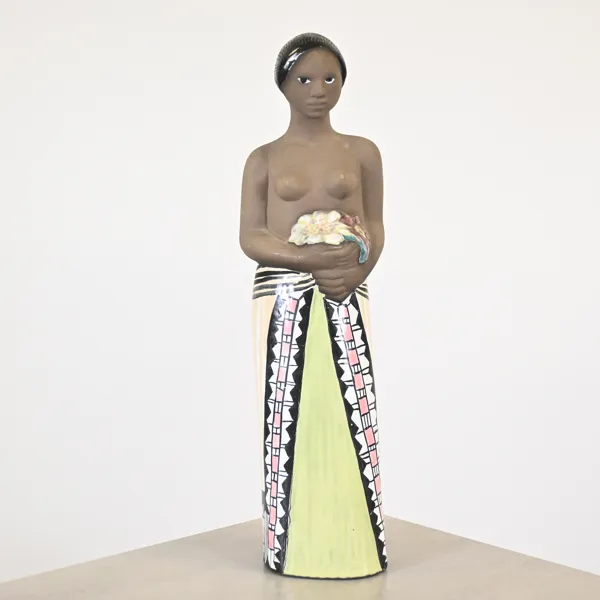 Mari Simmulson, skulptur, kvinna med blommor, modell "5063", Upsala Ekeby.