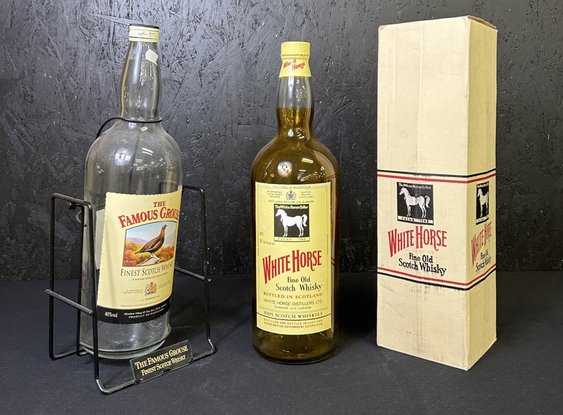 Whiskyflaskor 4.5 L, en med metallställ