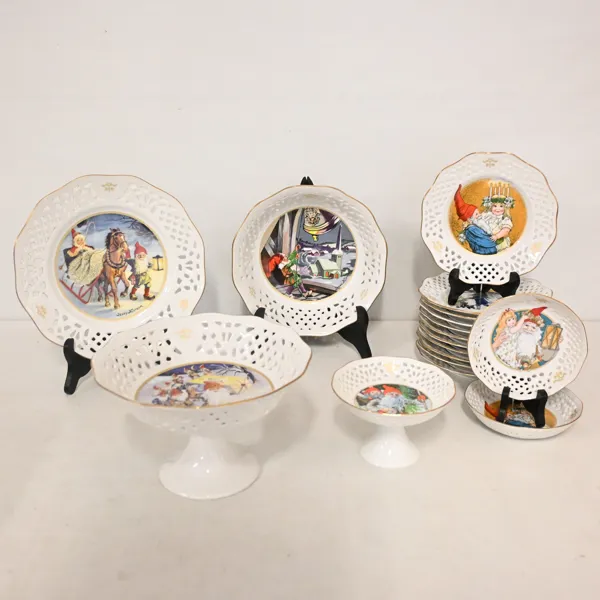Jenny Nyström, servisdelar, 17st, "Julens Festservis", porslin, Kalmar Läns Museum.