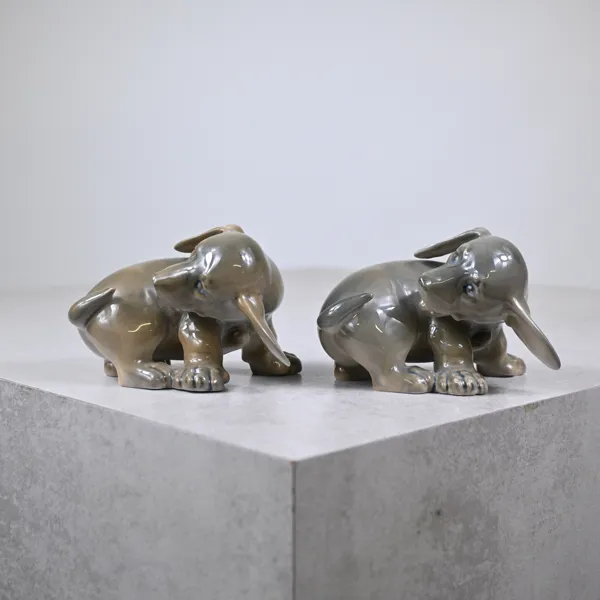 Figuriner, ett par, hundar, porslin, Royal Copenhagen, Danmark.