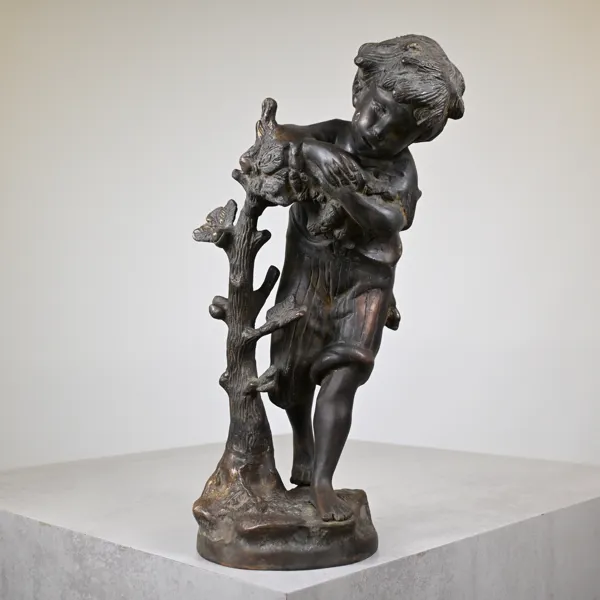 August Moreau (1826-1898) Efter, skulptur, pojke lutande mot ett träd, brons.