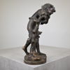 August Moreau (1826-1898) Efter, skulptur, pojke lutande mot ett träd, brons.