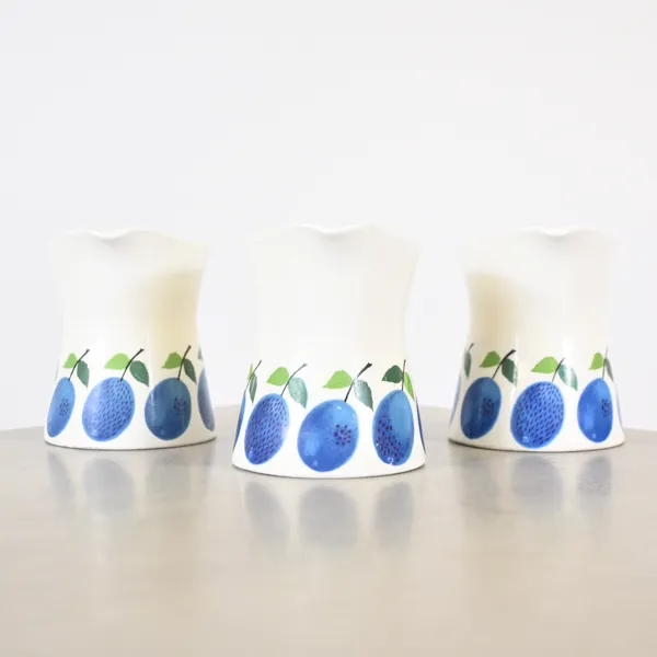 Stig Lindberg, gräddkannor, 3st, "Prunus", porslin, Gustavsberg.