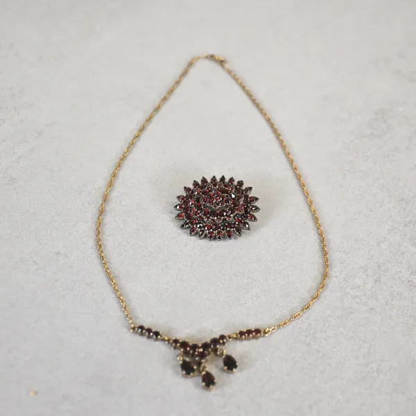 Brosch och halsband, förgylld silver, granater, 1900-tal.