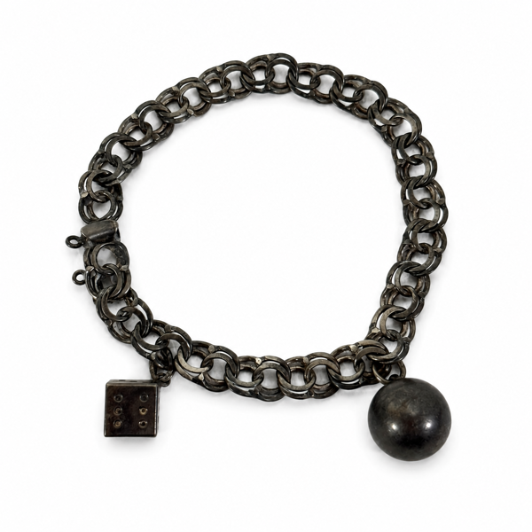 Armband i silver, bismarck, med berlocker, 1965.