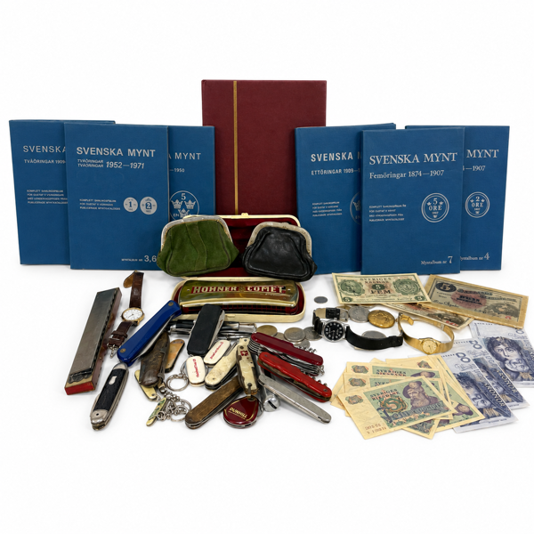 Diverse mynt, sedlar, armbandsur, fickknivar och munspel.