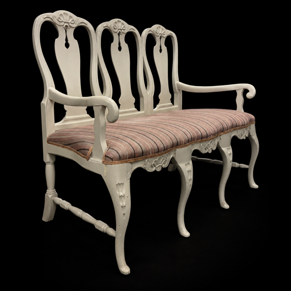 Soffa, rokoko, 1700-tal, senare renoverad och kompletterad.