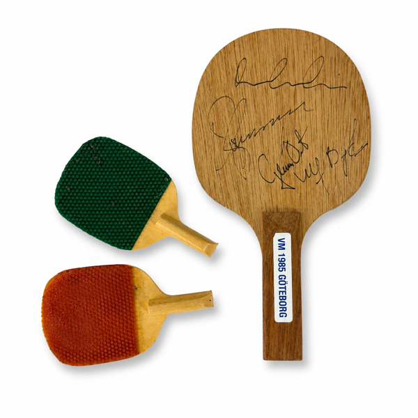 Bordtennisrack, 3 delar, bl.a. VM 1985 Göteborg, med autografer.