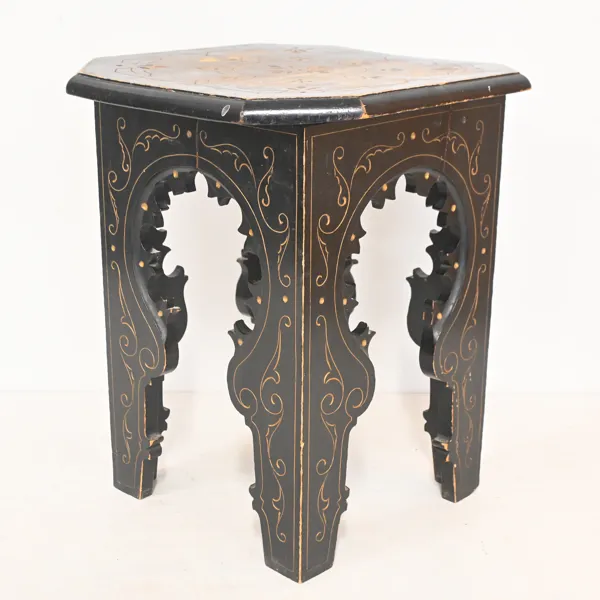 Pall, snidad dekor, orientalisk, omkring år 1900.