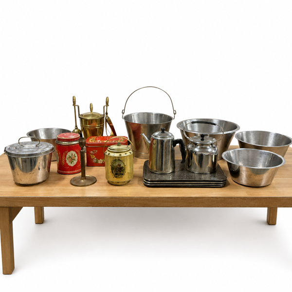 Diverse metallföremål, rostfritt stål, plåt, nysilver och mässing, 1900-tal.