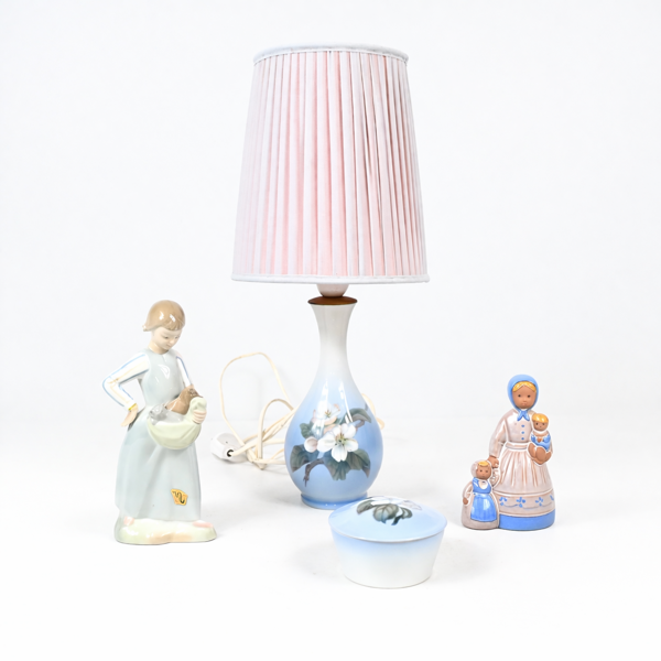 Bordslampa och skål, Royal Copenhagen, samt två figuriner.